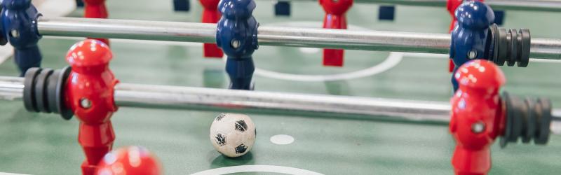 Team von FIVE Informatik AG bei Zusammenarbeit und Teamaktivität am Tischfussball