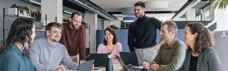 IT-Team arbeitet gemeinsam im Büro und bespricht digitale Lösungen und IT-Themen bei FIVE Informatik