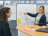 Beraterin von FIVE Informatik erklärt in einem Workshop einen digitalen Prozess zur Automatisierung und Effizienzsteigerung in Unternehmen.